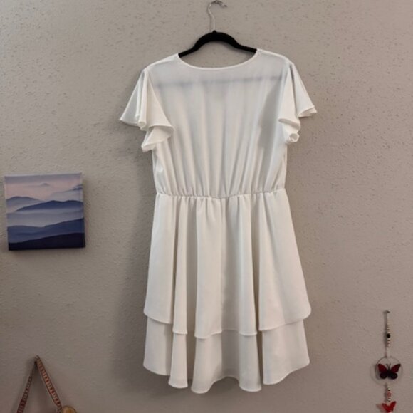 Vestido Blanco con Escote en V y Falda en Capas (Elegant white dress) - Picture 2 of 7